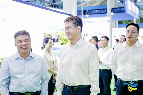 廊坊市委常委市政府常务副市长等领导参观展区 廊坊市委常委市政府常务副市长等领导参观展区
